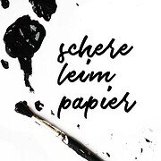 Kreatives Handwerksbild mit Schriftzug 'Schere, Leim, Papier' und Pinsel, symbolisiert Bastel- und Papierkunst für DIY-Projekte und kreative Handarbeit.
