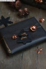 Geschenke einpacken in schwarz und kupfer