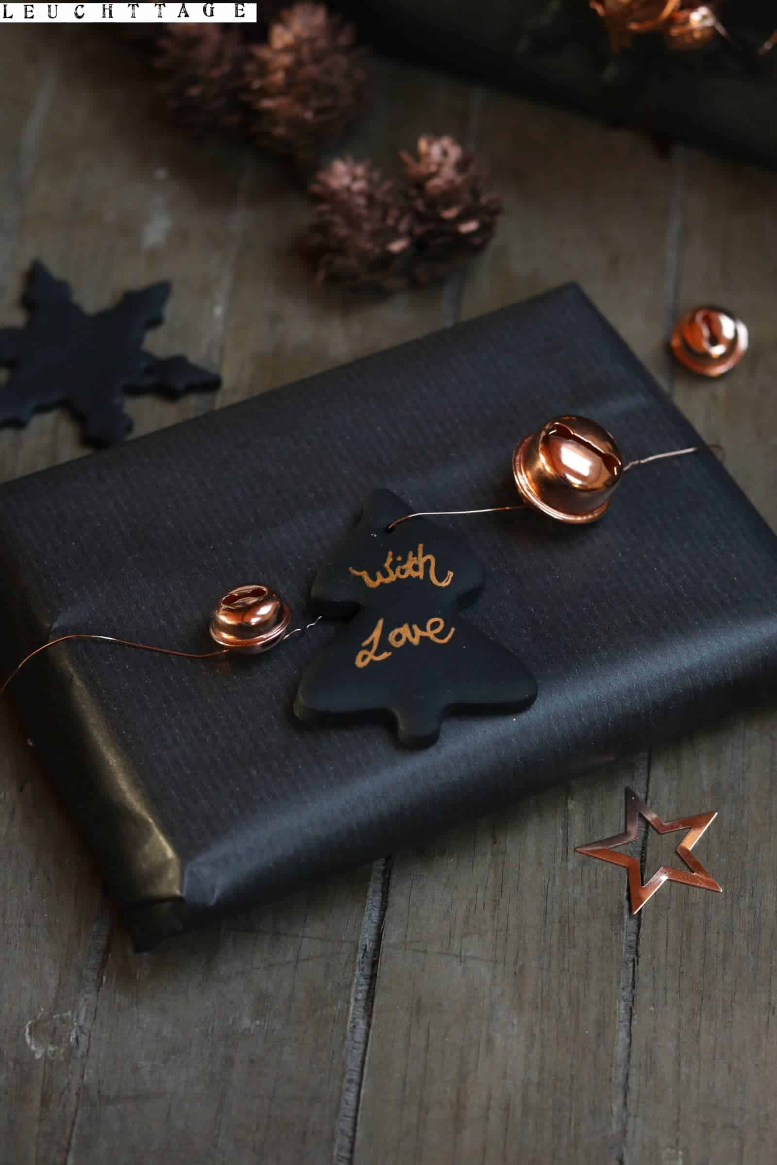 Geschenke einpacken in schwarz und kupfer