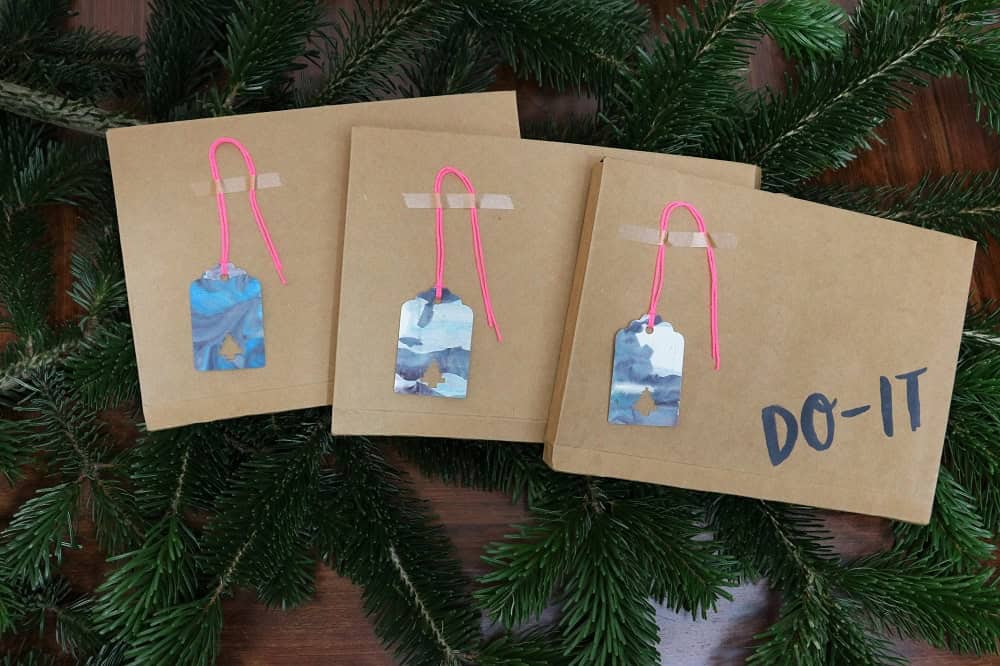Marmorierte Weihnachts-Geschenkeanhänger