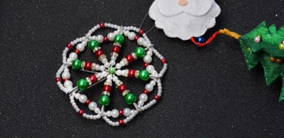 Wie man Weihnachtshängende mit Perlen herstellt