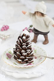 Schneeweiße Wintertorte & Schoko Tannenzapfen