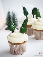 A Tännschen please! Zart schmelzende fluffig-fruchtige Mandarine-Zimt Cupcakes mit Marzipan Tännchen | Mohntage