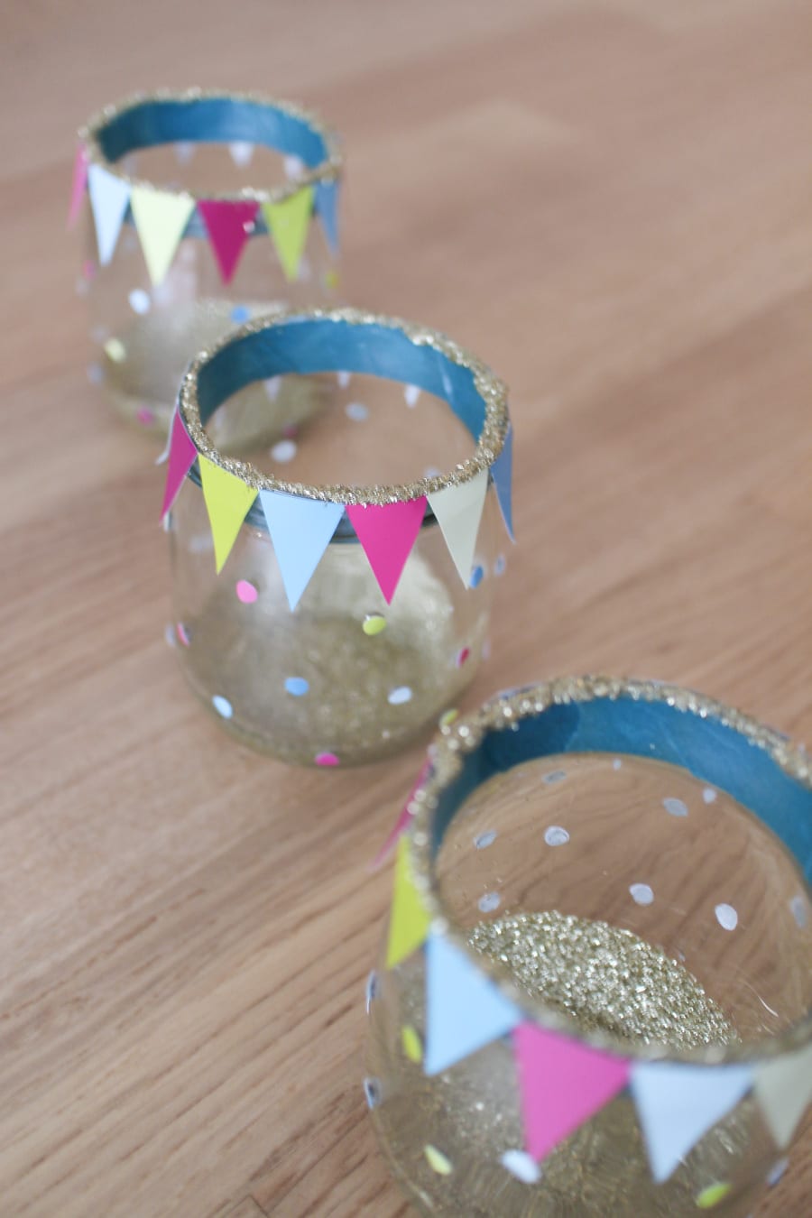 DIY-Tischdeko: Bunte Windlichter basteln