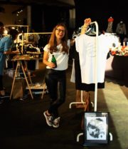 Freudige Frau bei Handmade Kultur auf einem Markt, umgeben von handgemachten Produkten und kreativen Ständen, zeigt Begeisterung für kreative Handwerkskunst.