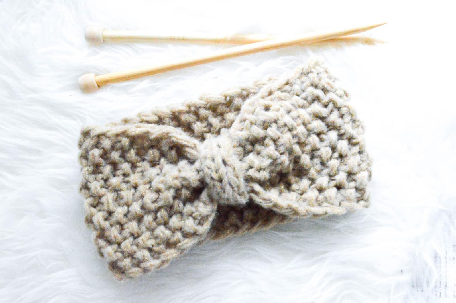 Gestricktes Stirnband in Schleifenoptik