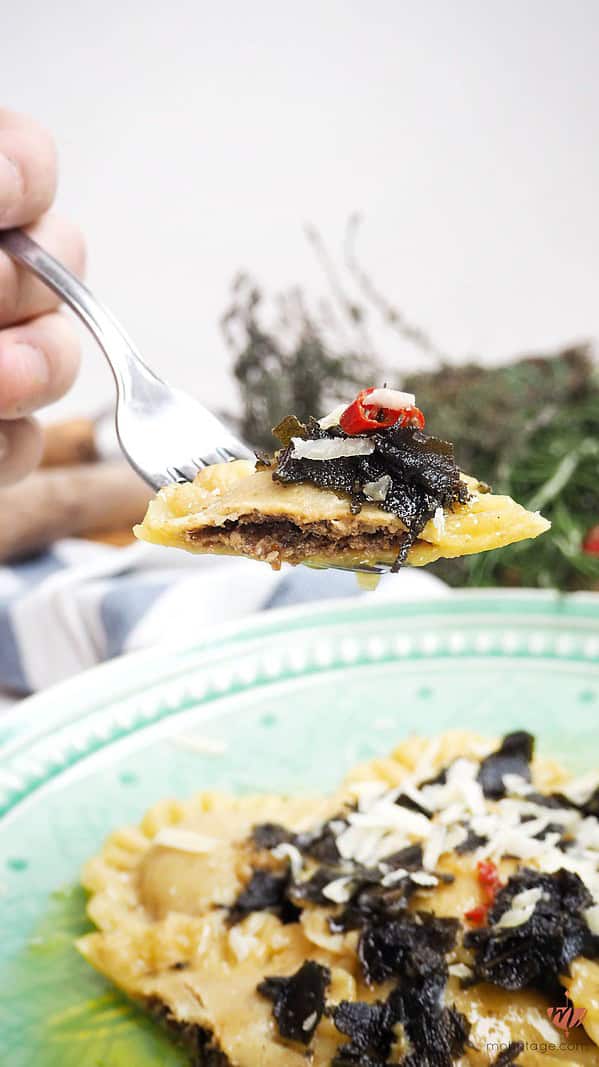 Dinkel Ravioli mit mediterraner Pilzfüllung in Salbei-Knoblauchbutter ...