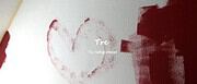 Kunstvoll gestalteter Wanddekoration mit Herzmotiv und Text 'Tre Tu ruhig etwas' für kreative Handarbeit und DIY-Projekte.