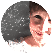 Lächelnde Person mit Wasserreflexionen auf der Haut, kreative Handarbeit, DIY, handgemachte Kunst, nachhaltiges Handwerk, kreative Projekte, HANDMADE Kultur.