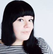 Porträt einer jungen Frau mit schwarzen Haaren und Streifen-Shirt, die für Handmade Kultur fotografiert wurde, ideal für kreative und handgemachte Themen.