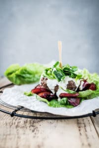 Salat-Burger mit Rindfleisch und Wurzelgemüse