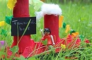 Kreatives Handmade Boot aus Holz mit Miniaturfigur, bunten Dekorationen und grüner Wiese, ideal für handgemachte Dekorationen und kreative Bastelprojekte.