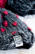 Schnelle Strickmütze mit Polkadots