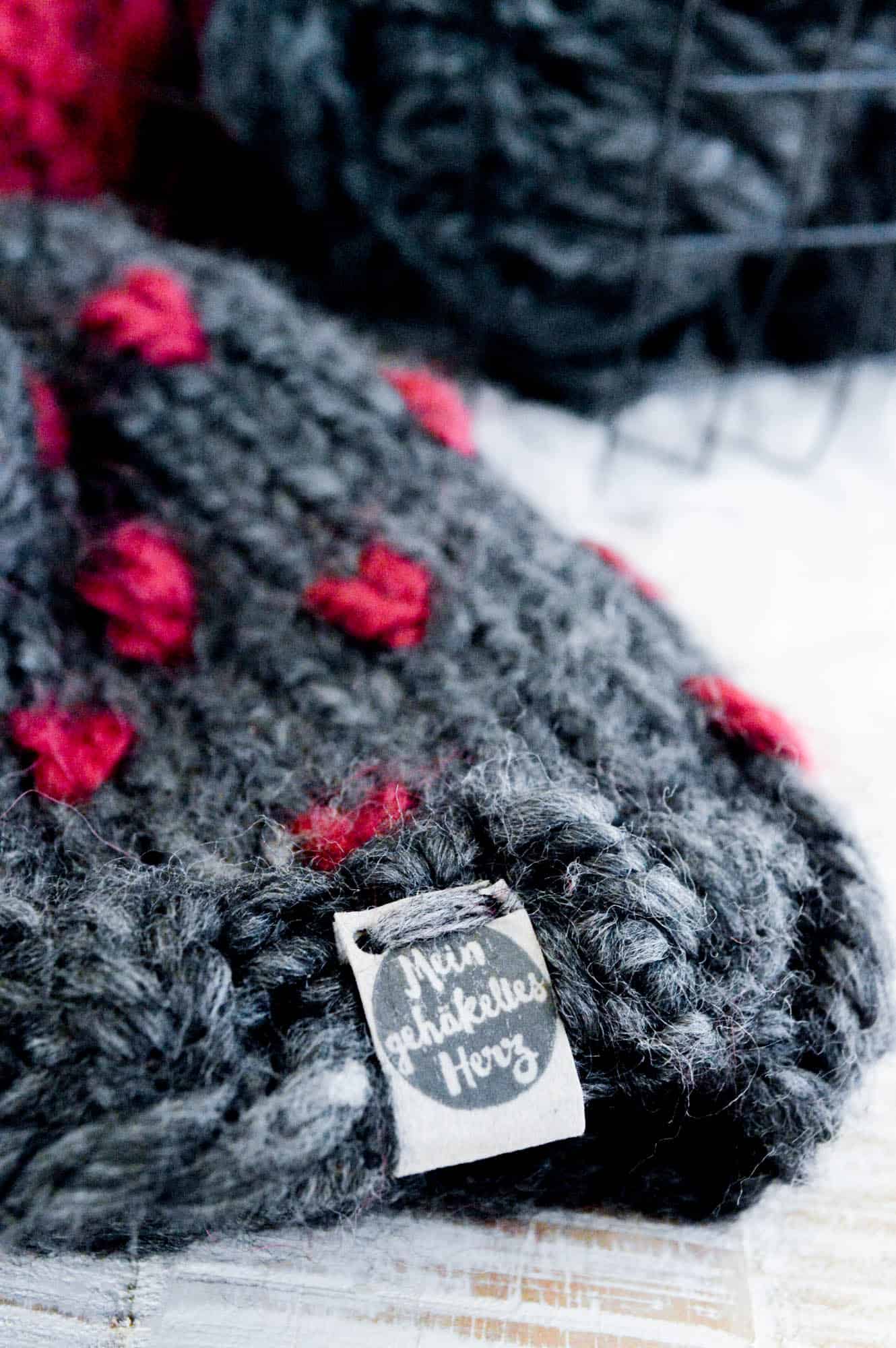 Schnelle Strickmütze mit Polkadots
