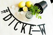 Frische Zitronen, Minze und ein Glas mit Getränk, dekoriert mit einem HANDMADE Kultur Banner, ideal für kreative DIY-Projekte und nachhaltige Lebensweise.