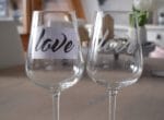 love-gravierte Gläser zum Valentinstag