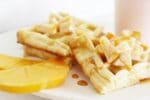 Feine Amaranth-Waffeln mit Kaki-Kokoskompott