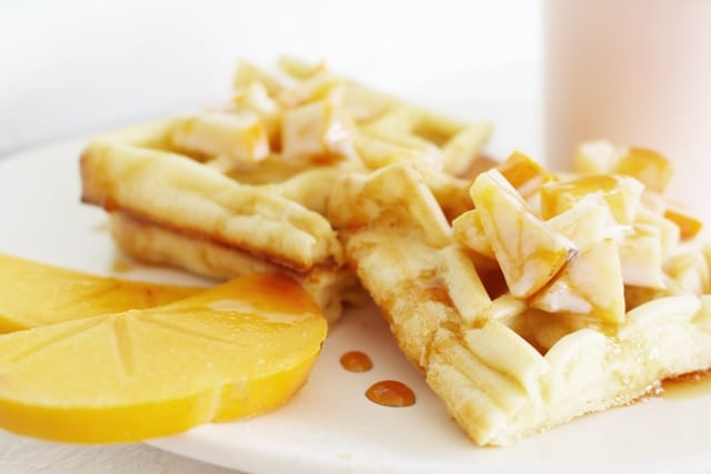 Feine Amaranth-Waffeln mit Kaki-Kokoskompott