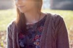 Lange Strickjacke mit Zopfmuster