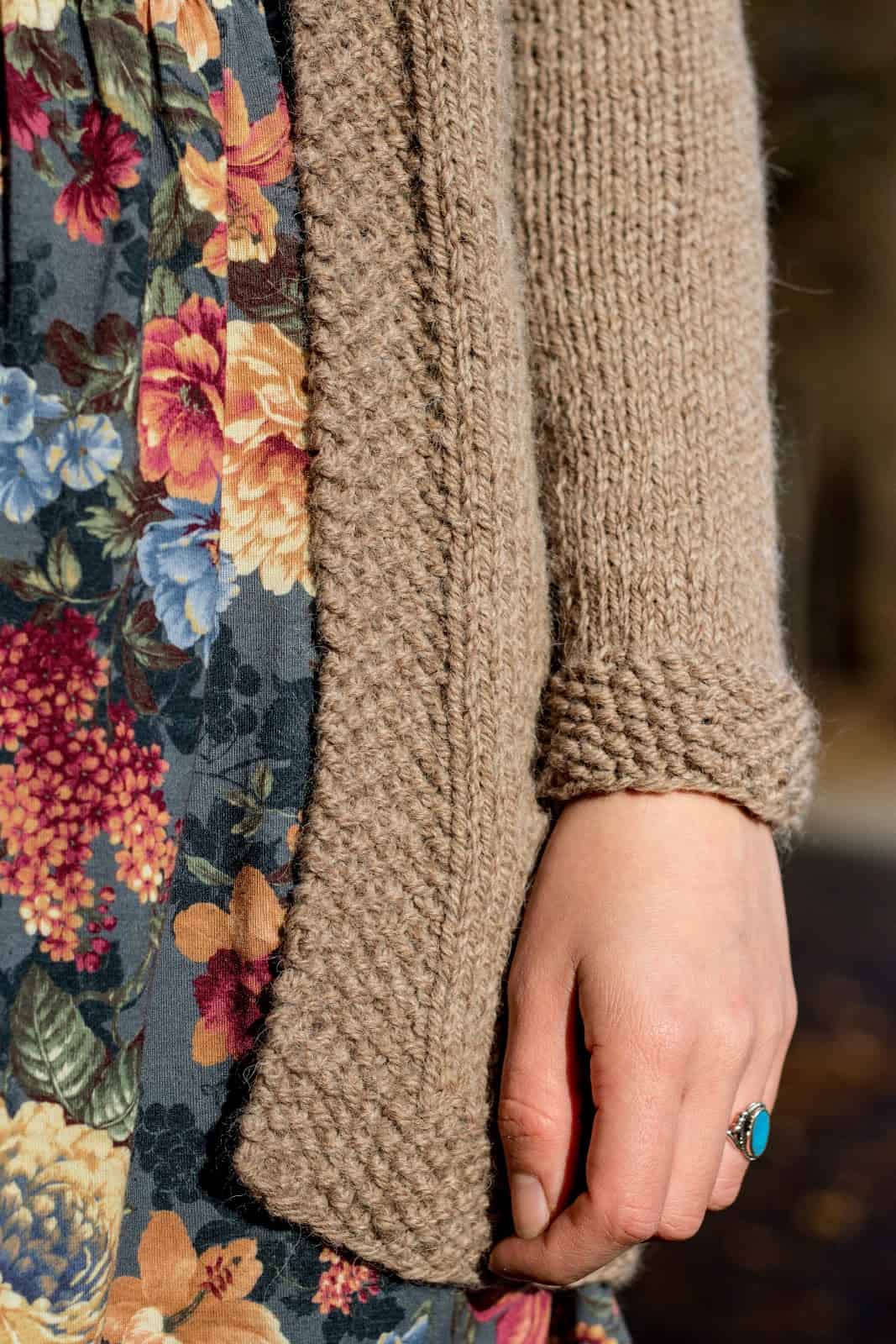 Lange Strickjacke mit Zopfmuster