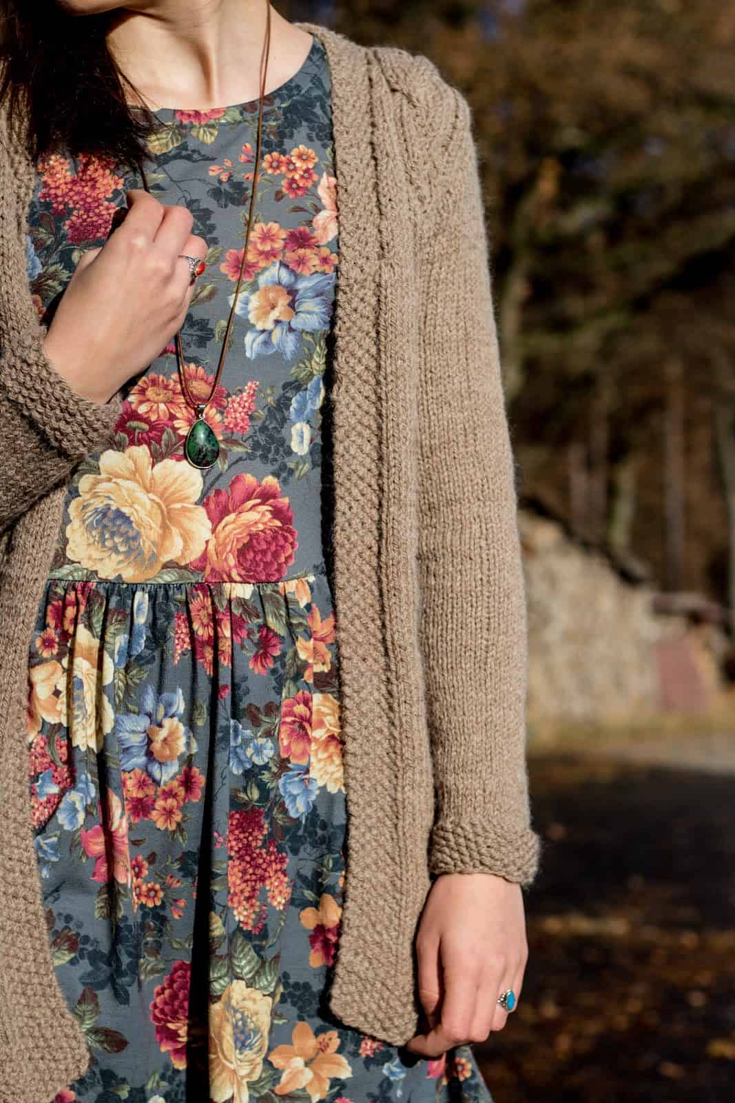 Lange Strickjacke mit Zopfmuster