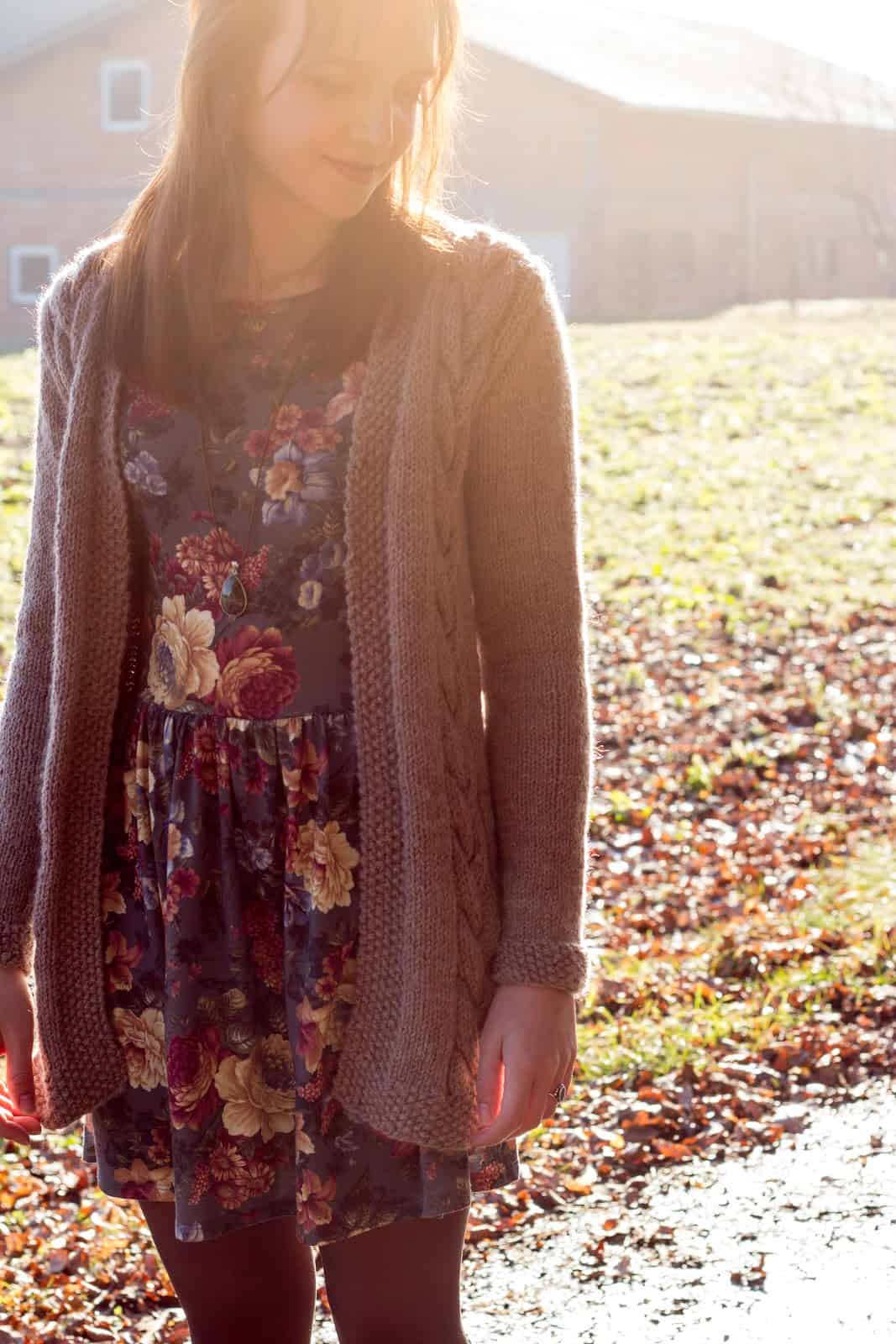 Lange Strickjacke mit Zopfmuster
