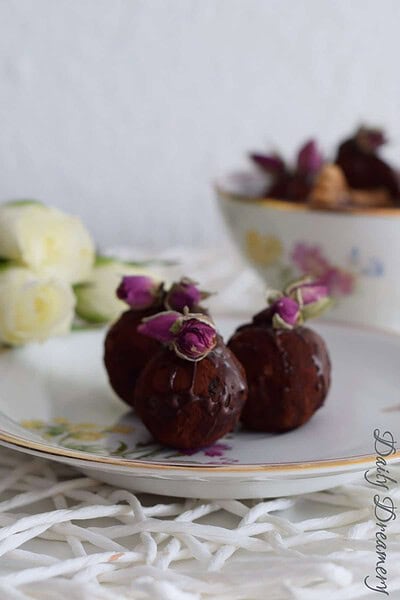 Marzipan-Pralinen mit Walnüssen und Rosenwasser