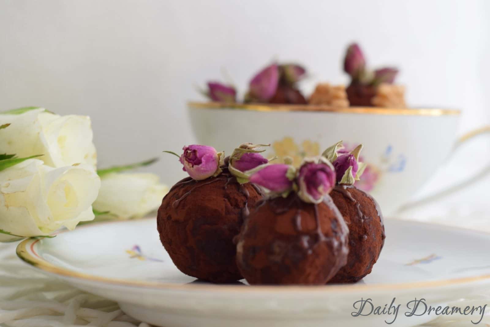Marzipan-Pralinen mit Walnüssen und Rosenwasser