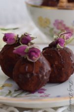 Marzipan-Pralinen mit Walnüssen und Rosenwasser