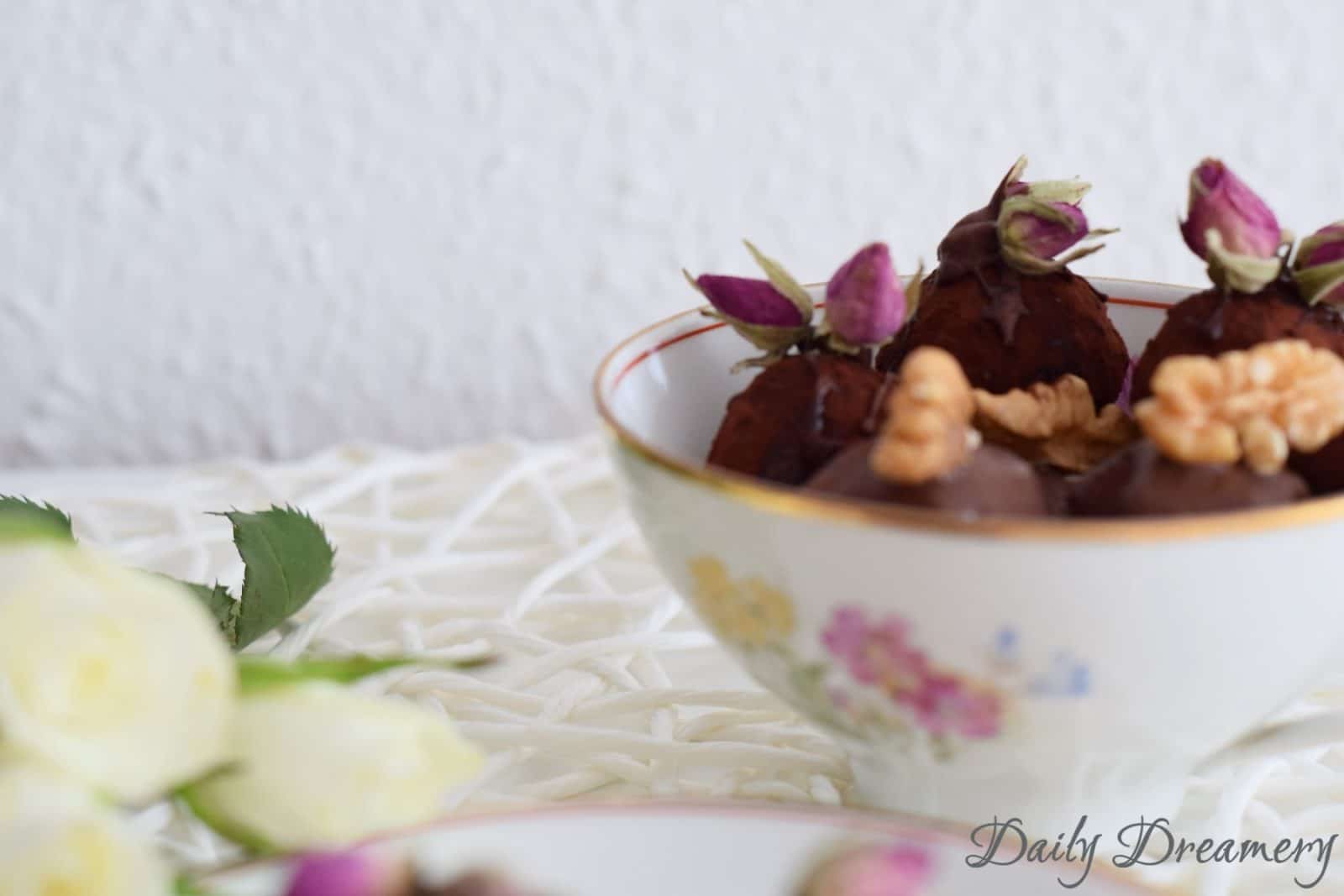 Marzipan-Pralinen mit Walnüssen und Rosenwasser