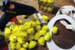 DIY – Osterkranz aus kleinen Küken und Spitzenborte
