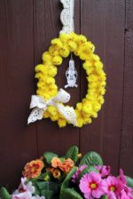 DIY – Osterkranz aus kleinen Küken und Spitzenborte