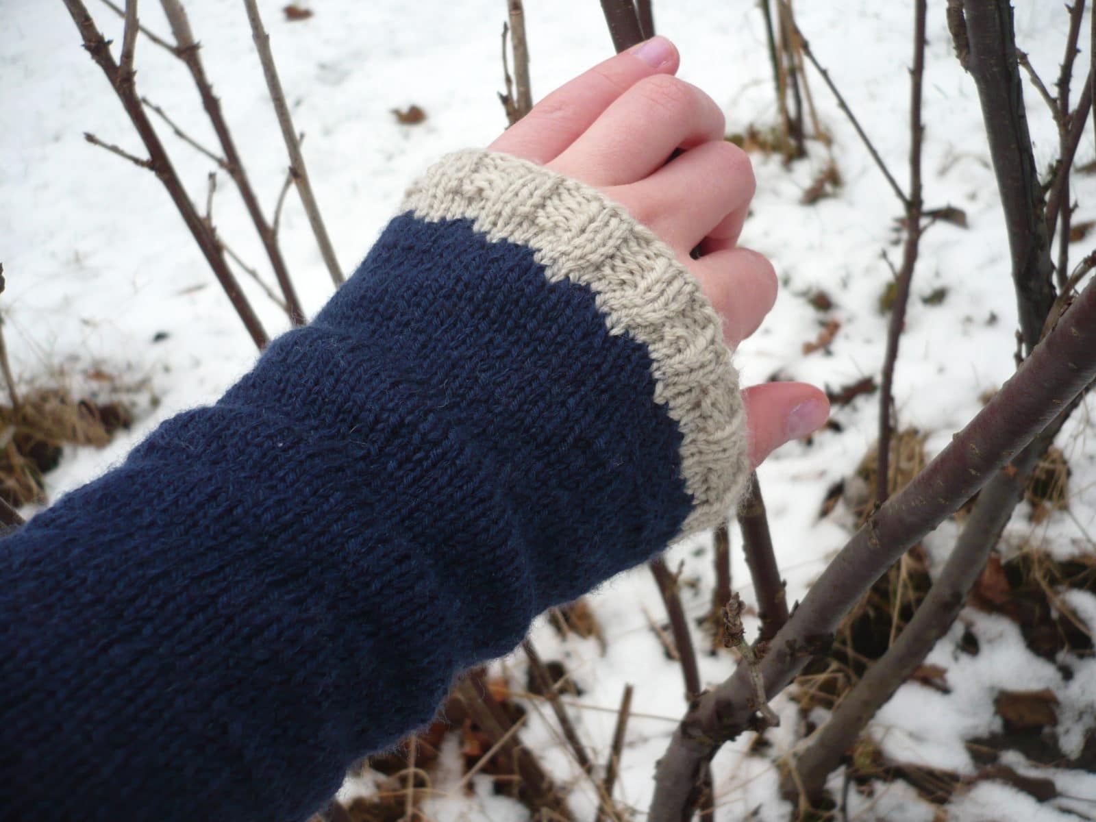 Zweifarbige Armstulpen stricken #addisockenwundercontest