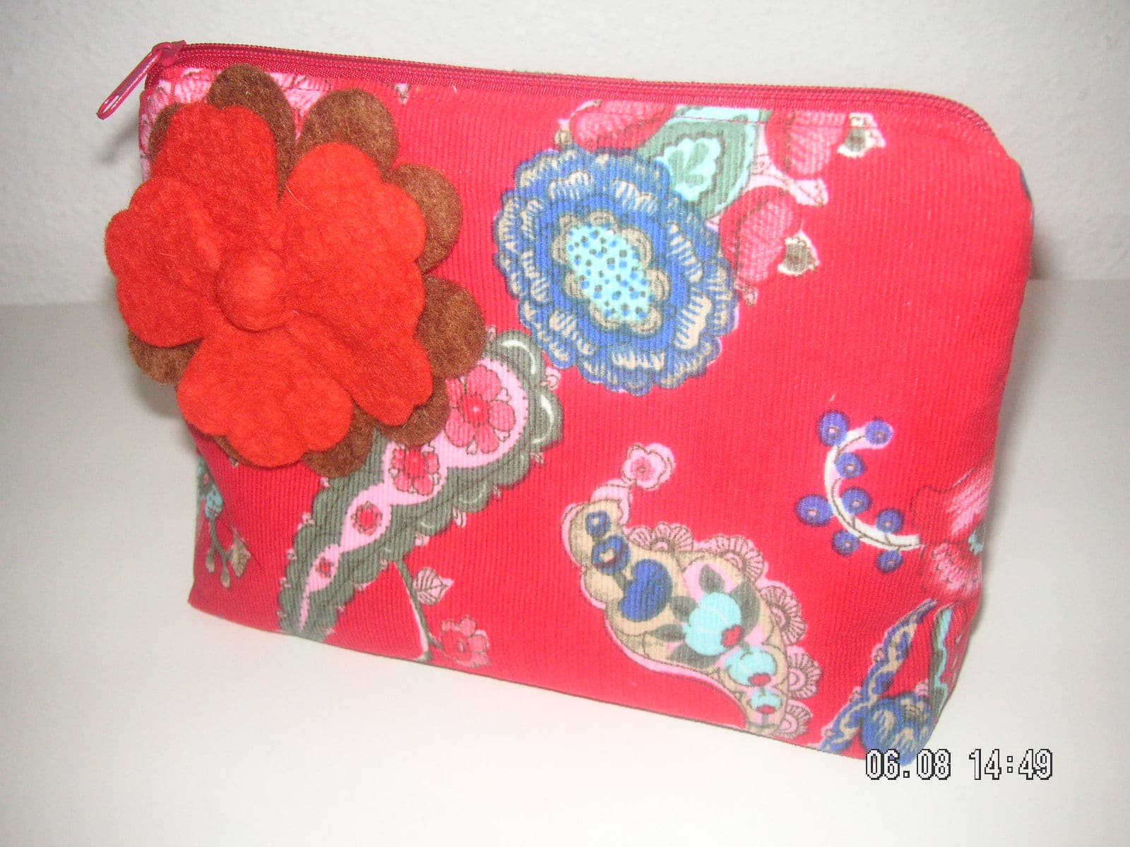 fröhliche, bunte Taschen und Accessoires