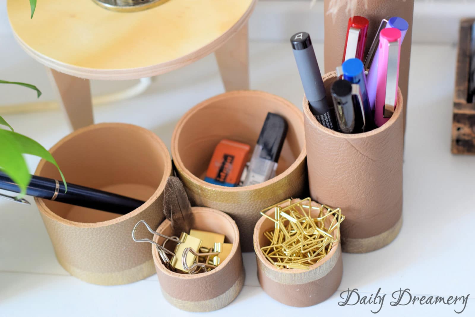 Schreibtisch-Utensilo – edel mit Leder und Gold