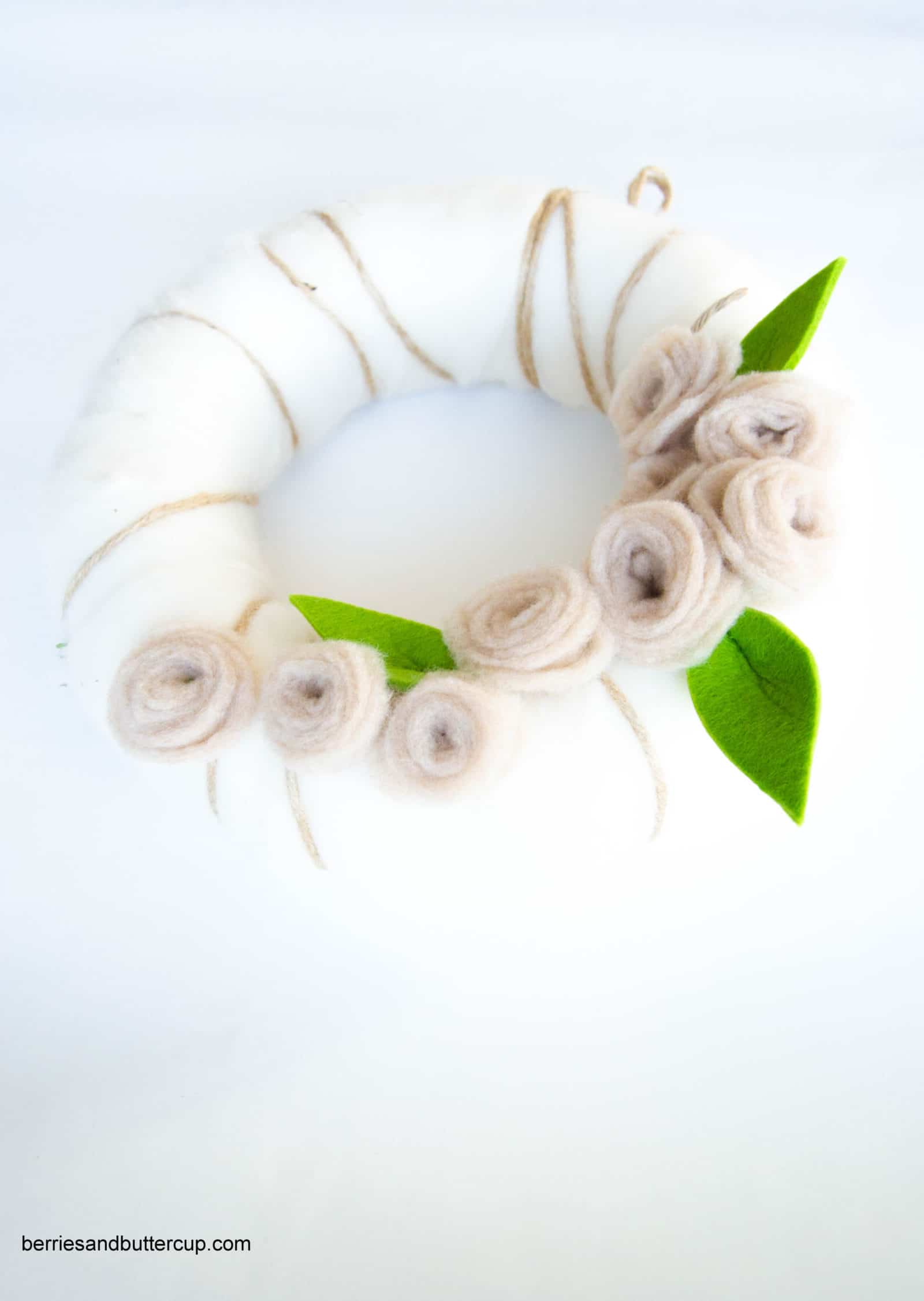 DIY Frühlingshafter Dekokranz mit Filzblumen – Ostern kann kommen