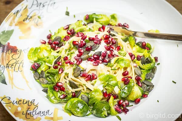 Spaghetti mit zarten Rosenkohlblättern und Kernen vom Granatapfel & Kürbis [Birgit D]