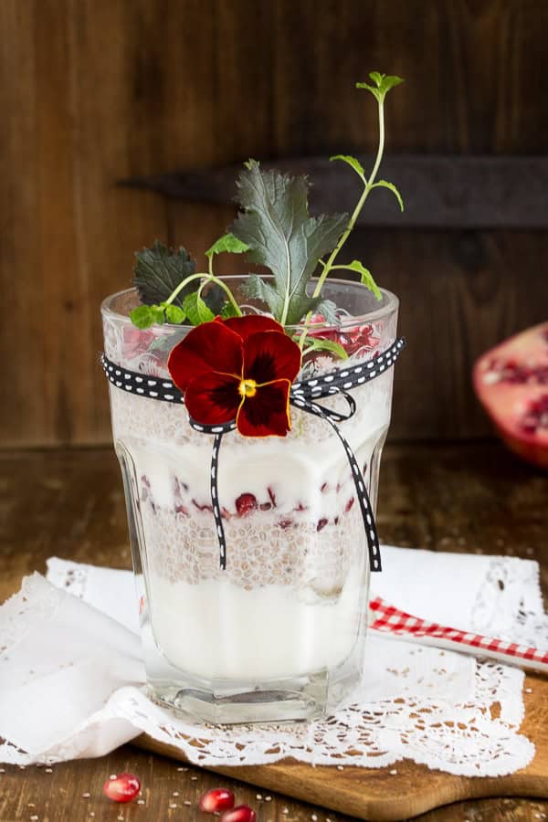 Chia-Joghurt mit Granatapfelkernen