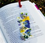 Lesezeichen mit getrockneten Blüten