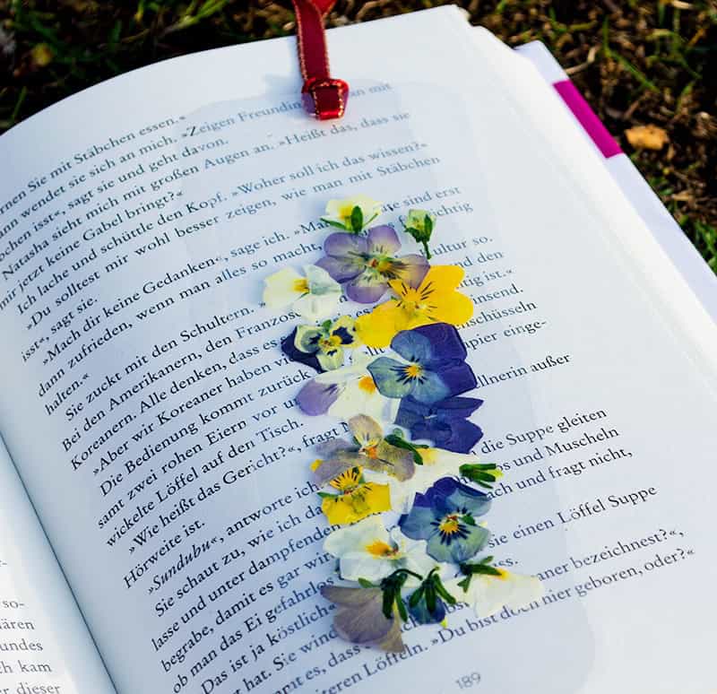 Lesezeichen mit getrockneten Blüten