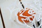 Scherenschnitt Ostereier aus Papierschneeflocken