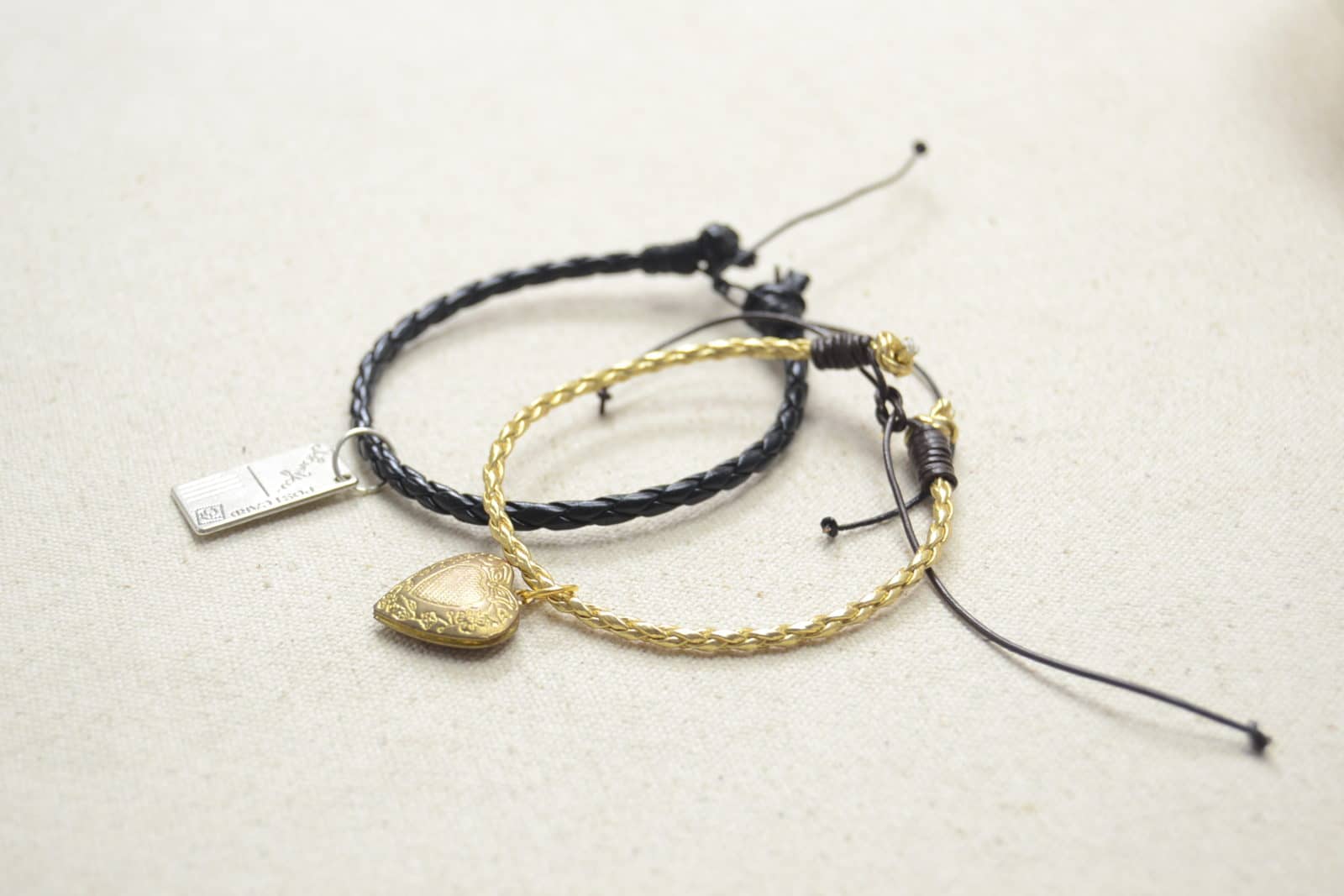 Wie kann man Armbänder mit Edelstahl Anhänger für Verliebte selber machen