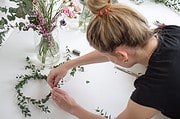 DIY BLUMENKRANZ FÜR DIE HAARE – HOCHZEIT