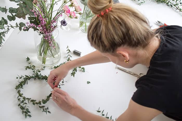 DIY BLUMENKRANZ FÜR DIE HAARE – HOCHZEIT