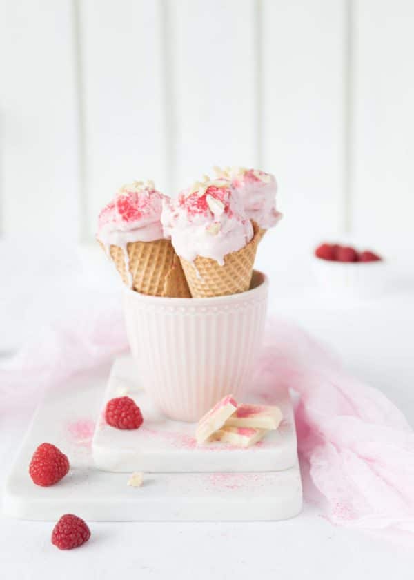 Frozen Joghurt mit Himbeeren und weißer Schokolade