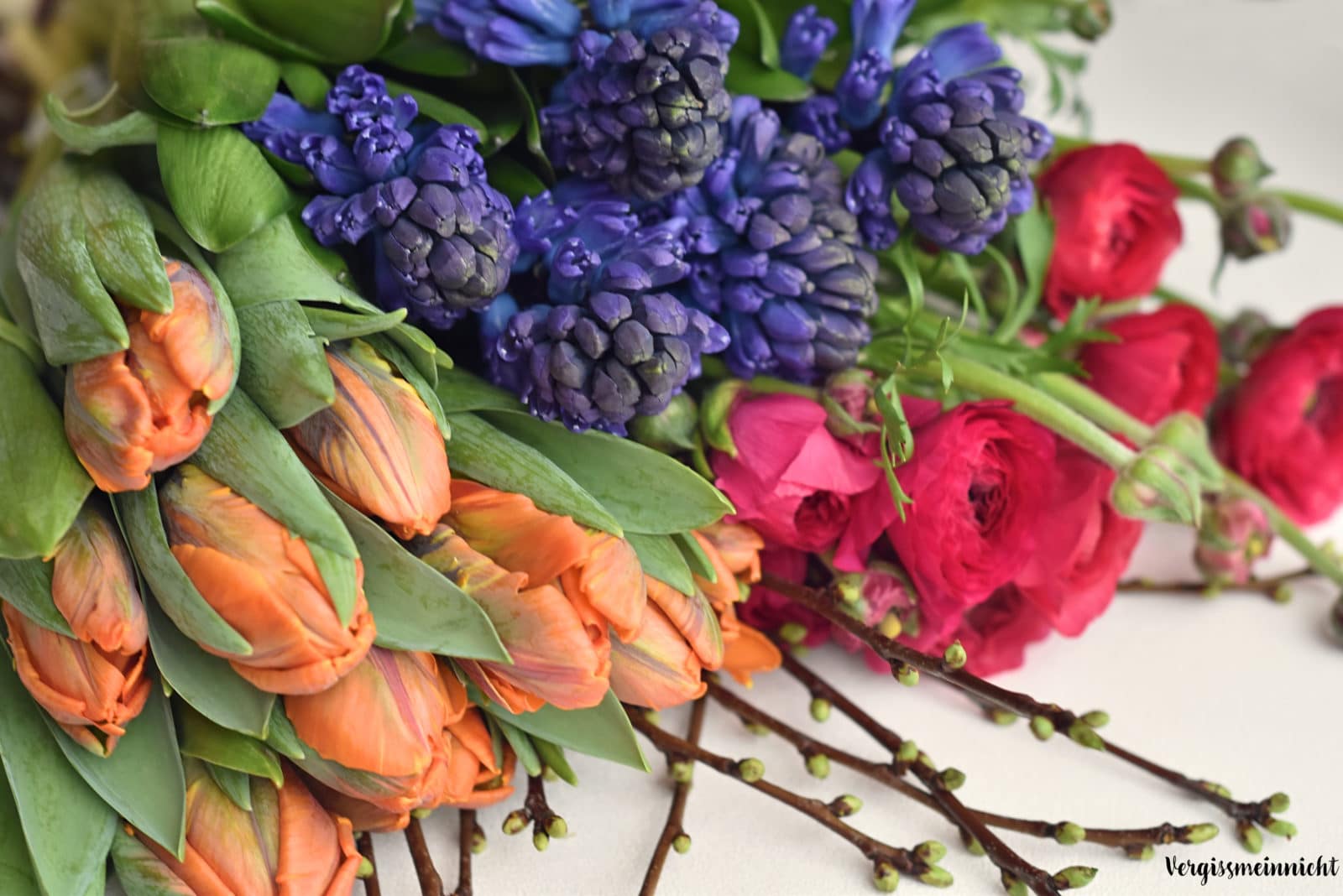 Frühlingsstrauß mit Ranunkeln, Tulpen und Hyazinthen
