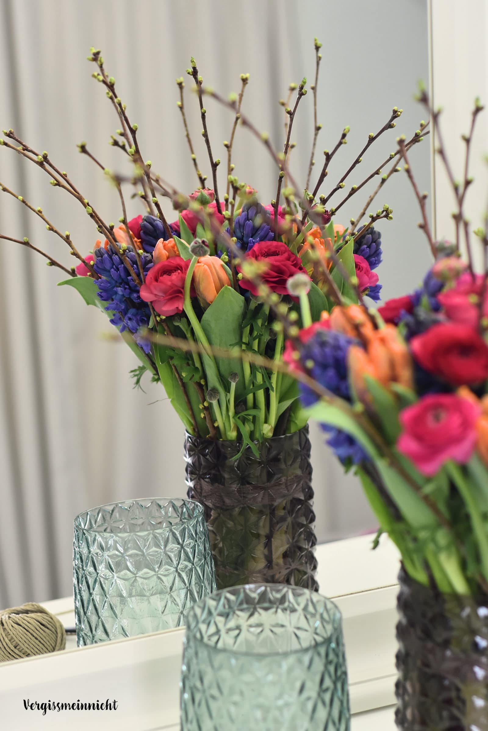 Frühlingsstrauß mit Ranunkeln, Tulpen und Hyazinthen