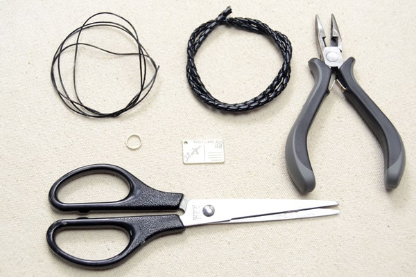Wie kann man Armbänder mit Edelstahl Anhänger für Verliebte selber machen
