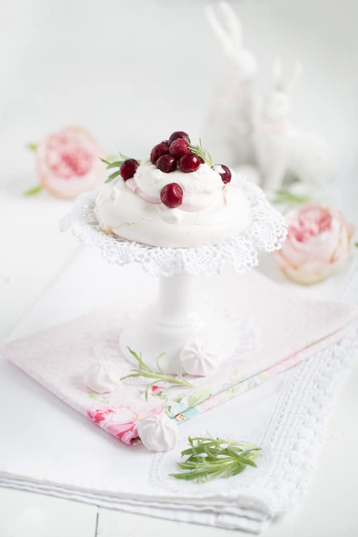 „Kirsch Pavlova mit Lavendelhonig & Vanillesahne!“