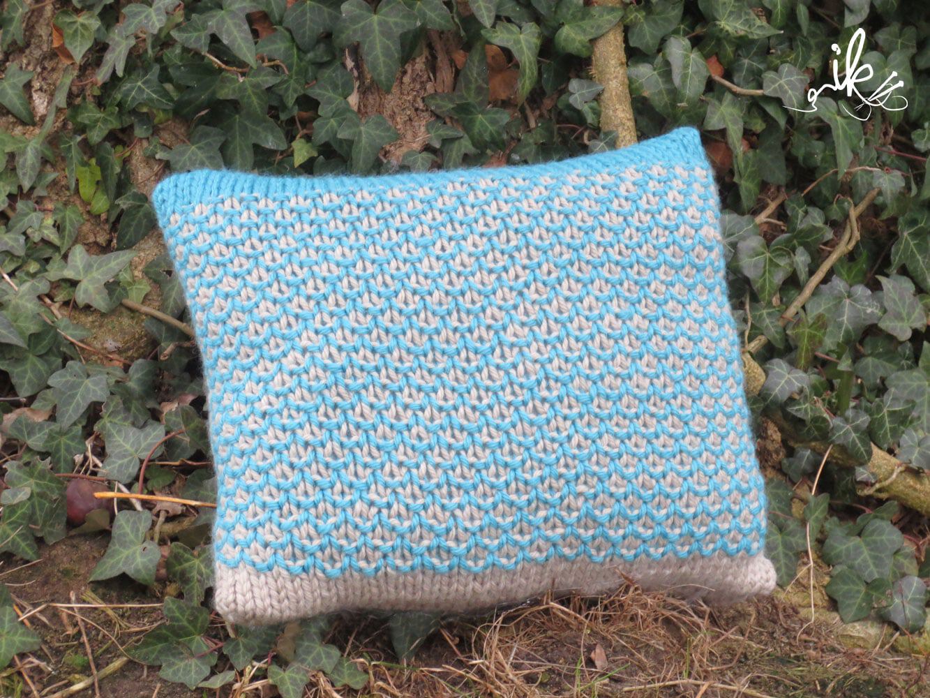 Buntes Kissen – kostenlose Strickanleitung